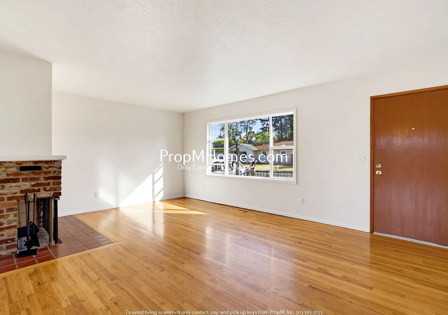 Lovely 3 Bedroom Gresham Home with Fireplace, Deck & Fenced Yard! — Photo 2