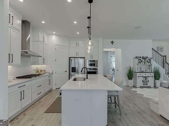 3rd image of 2570 Bertrand Way