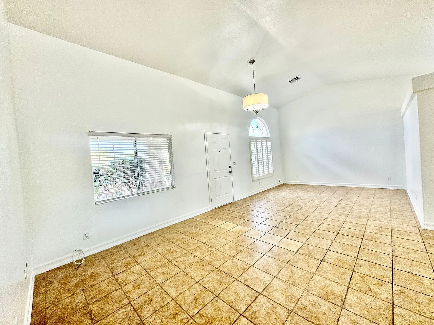 Charming 2 bedroom home in northwest. Very open floorplan. — Photo 4