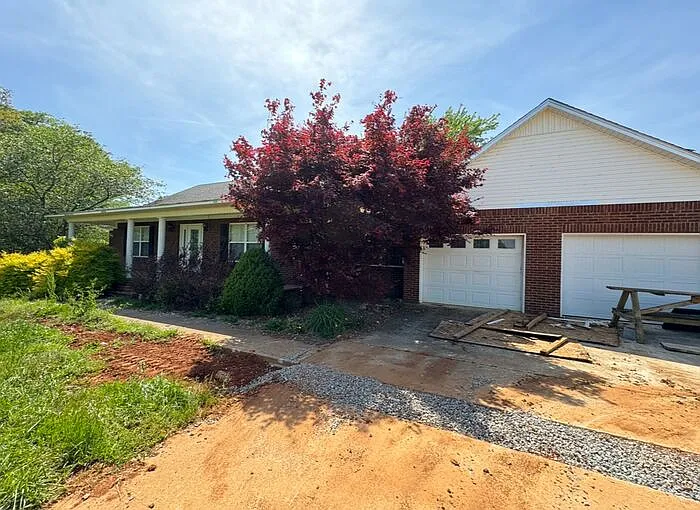 3 bed, 2.0 bath, 1947 sqft, $1,995 — Photo 1