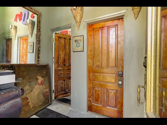 There are 3 seperate units in the front, this particular unit goes down some stairs when entering from the front, this is why everyone enteres from the back since its all one level entry.