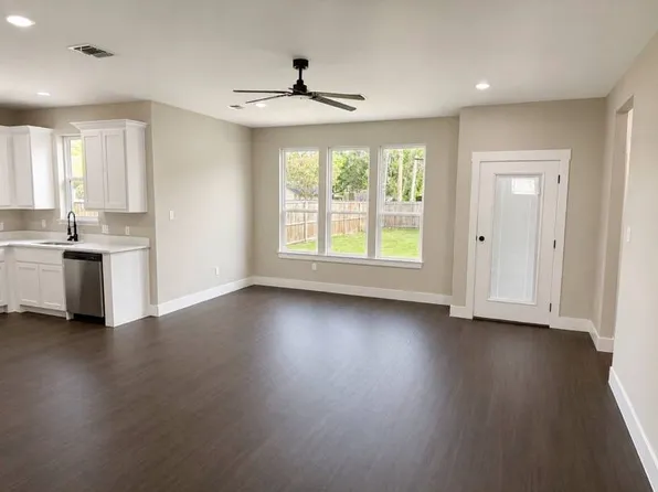 1021 W Walker St, Denison, TX 75020