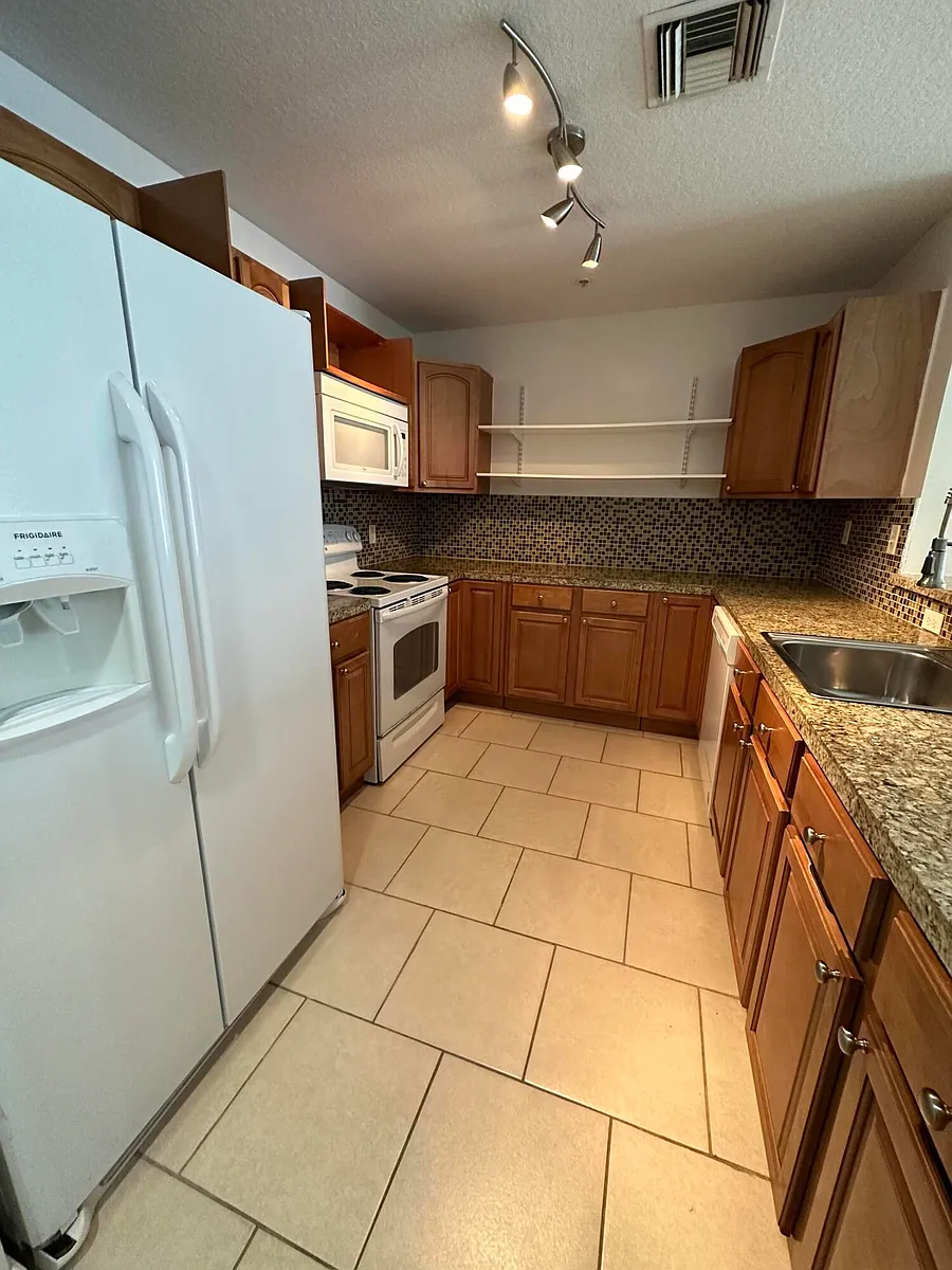 Building Photo - 1203 Town Center Dr #314