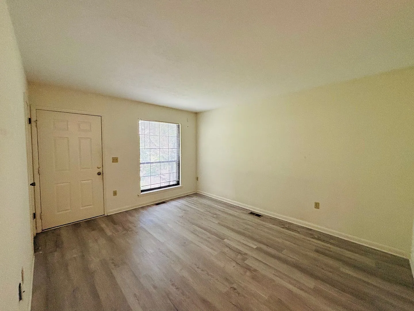 2 Bedroom 1 Bath Duplex — Photo 4