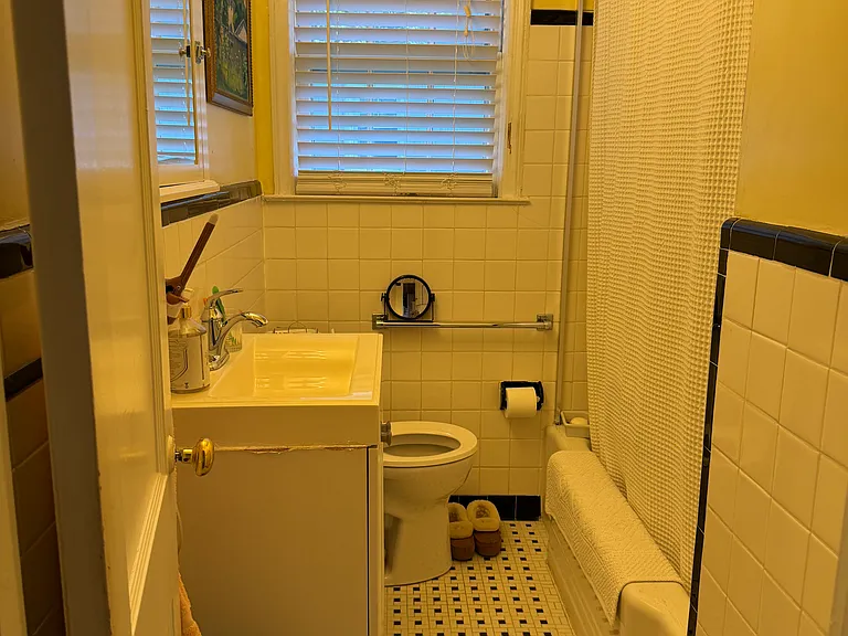 downstairs bathroom w/ bathtub