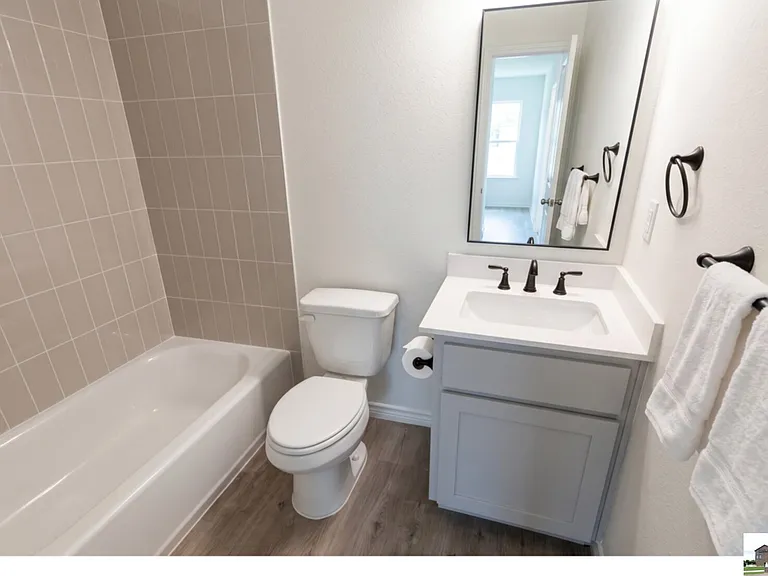 921 Ashwood Dr #A — Photo 9