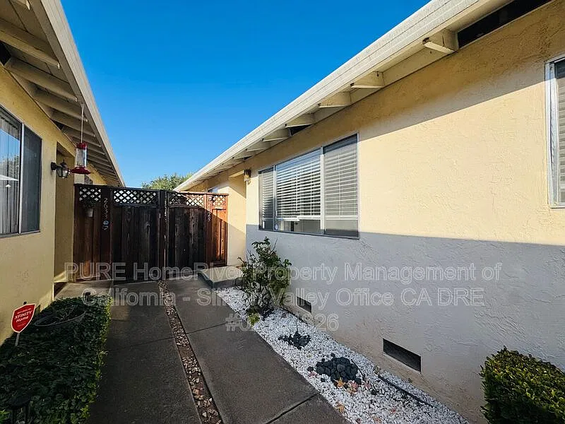 2 bed, 2.0 bath, 1100 sqft, $3,395 — Photo 2