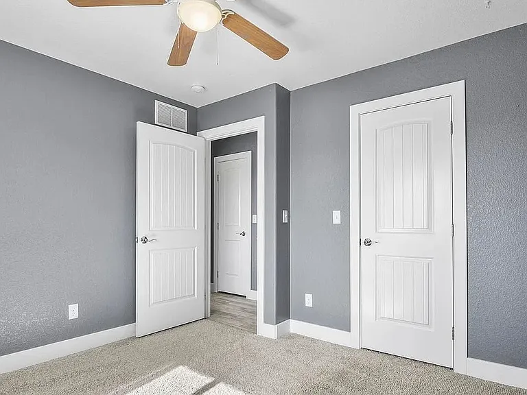 573 W Archer Plz — Photo 13