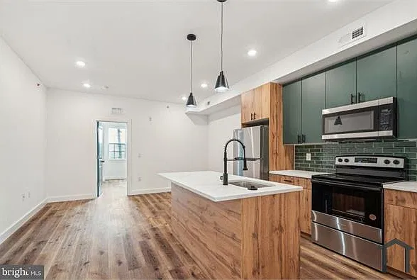 3 bed, $1,700 — Photo 1