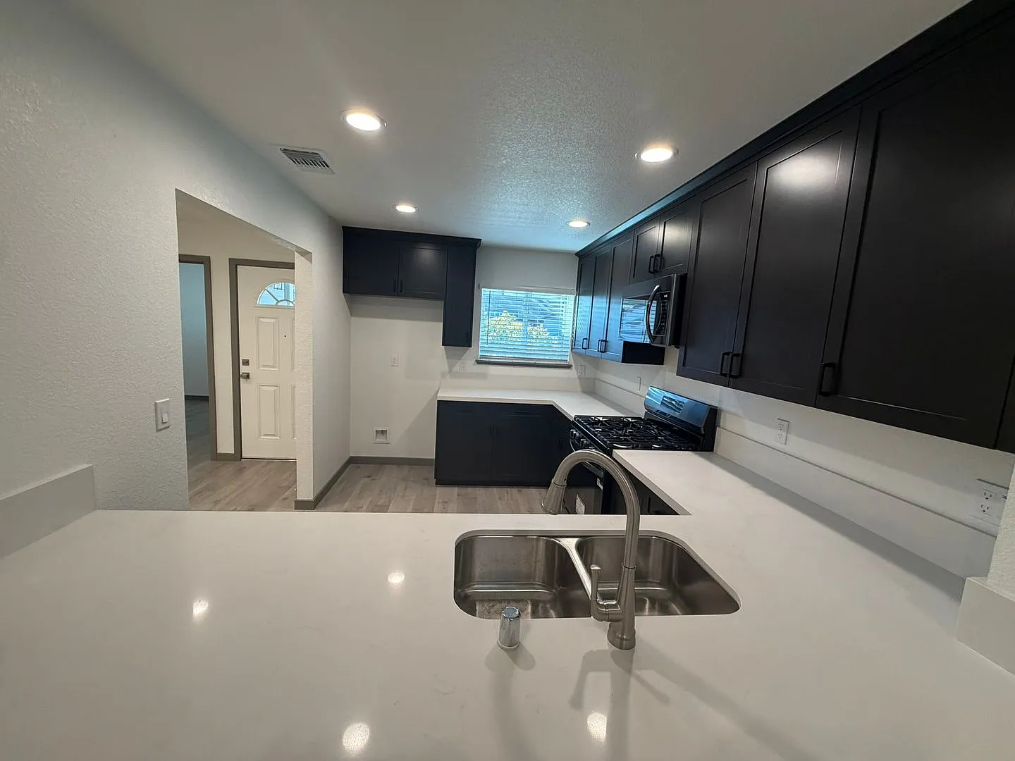 Gorgeous Two-story 3-Bed 2-Bath home located in Sacramento — Photo 3