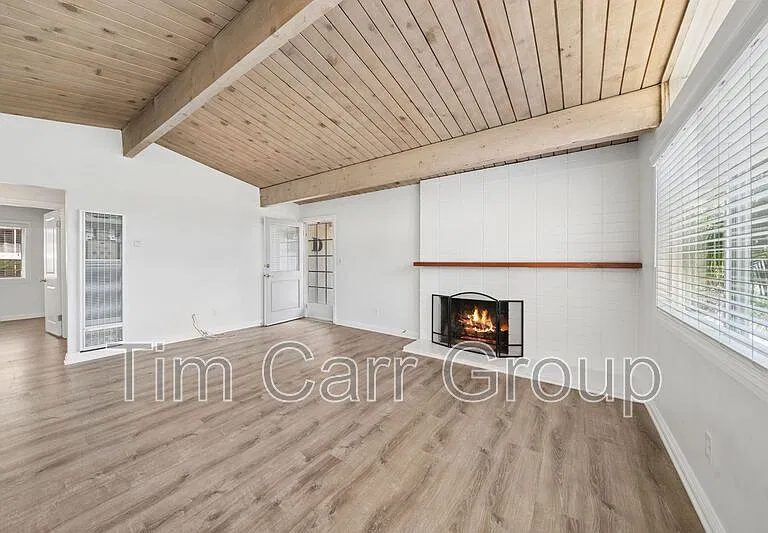 2545 Elden Ave — Photo 2