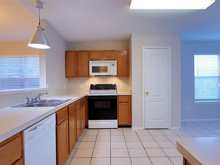 147 Southlake Dr — Photo 9