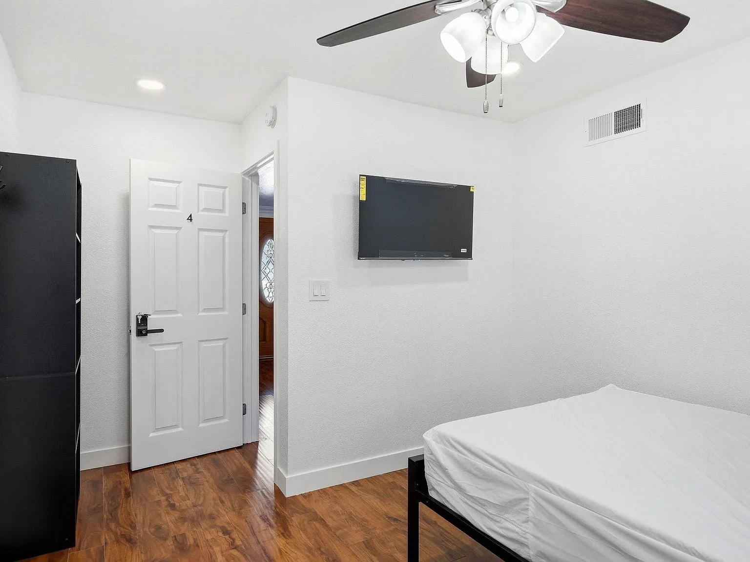 4 bed, 3.0 bath, 2003 sqft, $1,044 — Photo 3