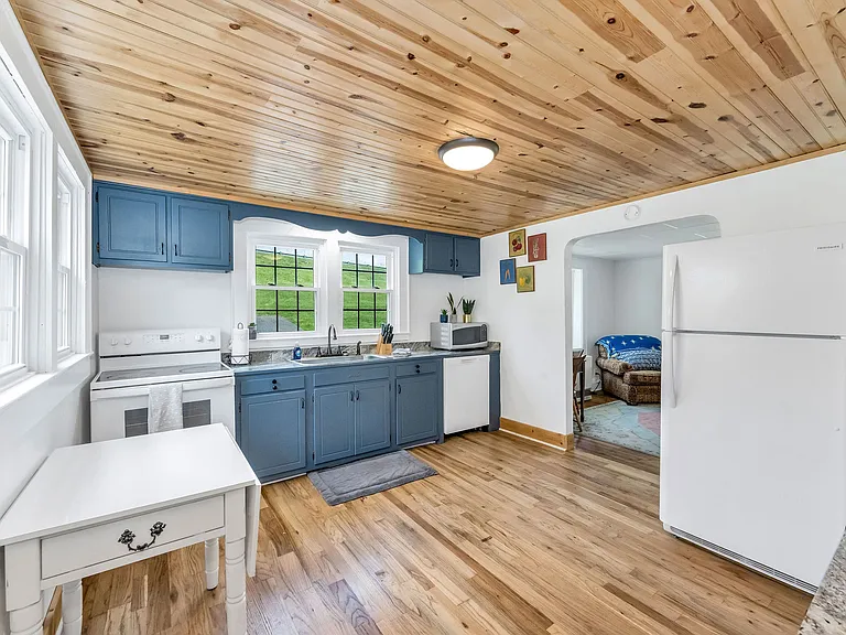 609 W Main St — Photo 16