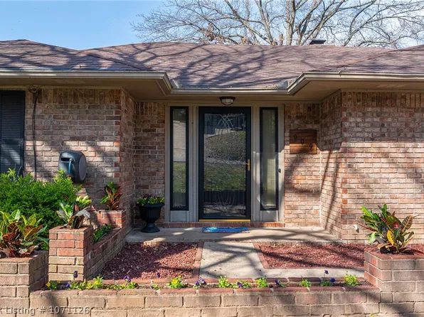 909 N 7th St, Van Buren, AR 72956