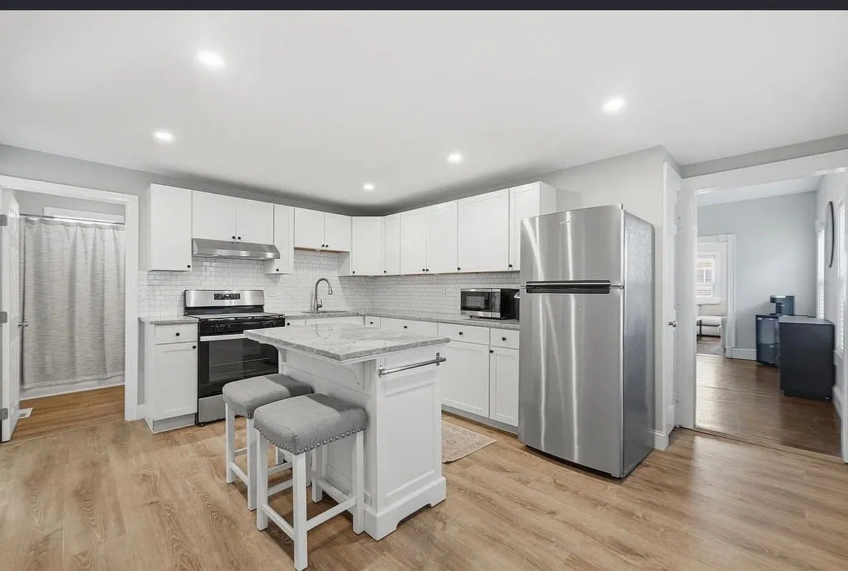 7 bed, 2.0 bath, 1407 sqft, $2,800 — Photo 1