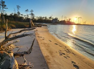 748 Sandy Point Dr, Beaufort, NC 28516