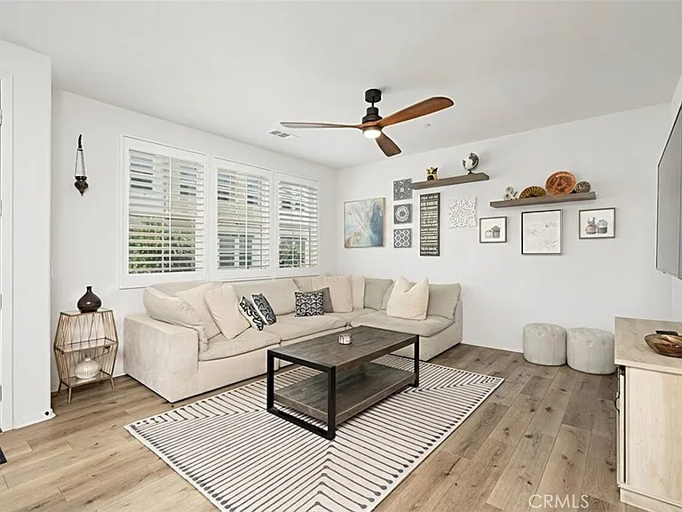 3305 E Midsummer Privado — Photo 10