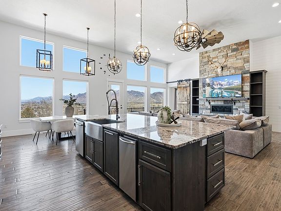 3rd image of 2633 E Oak Ridge