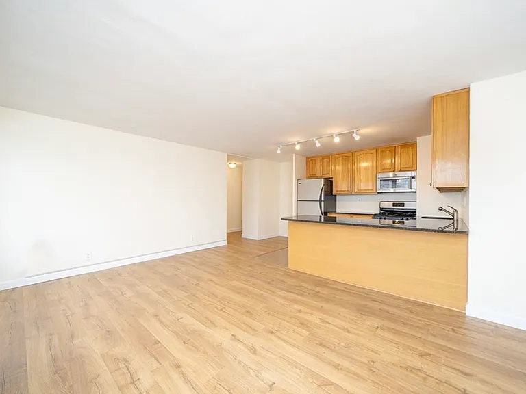135 Montgomery St #19H — Photo 9