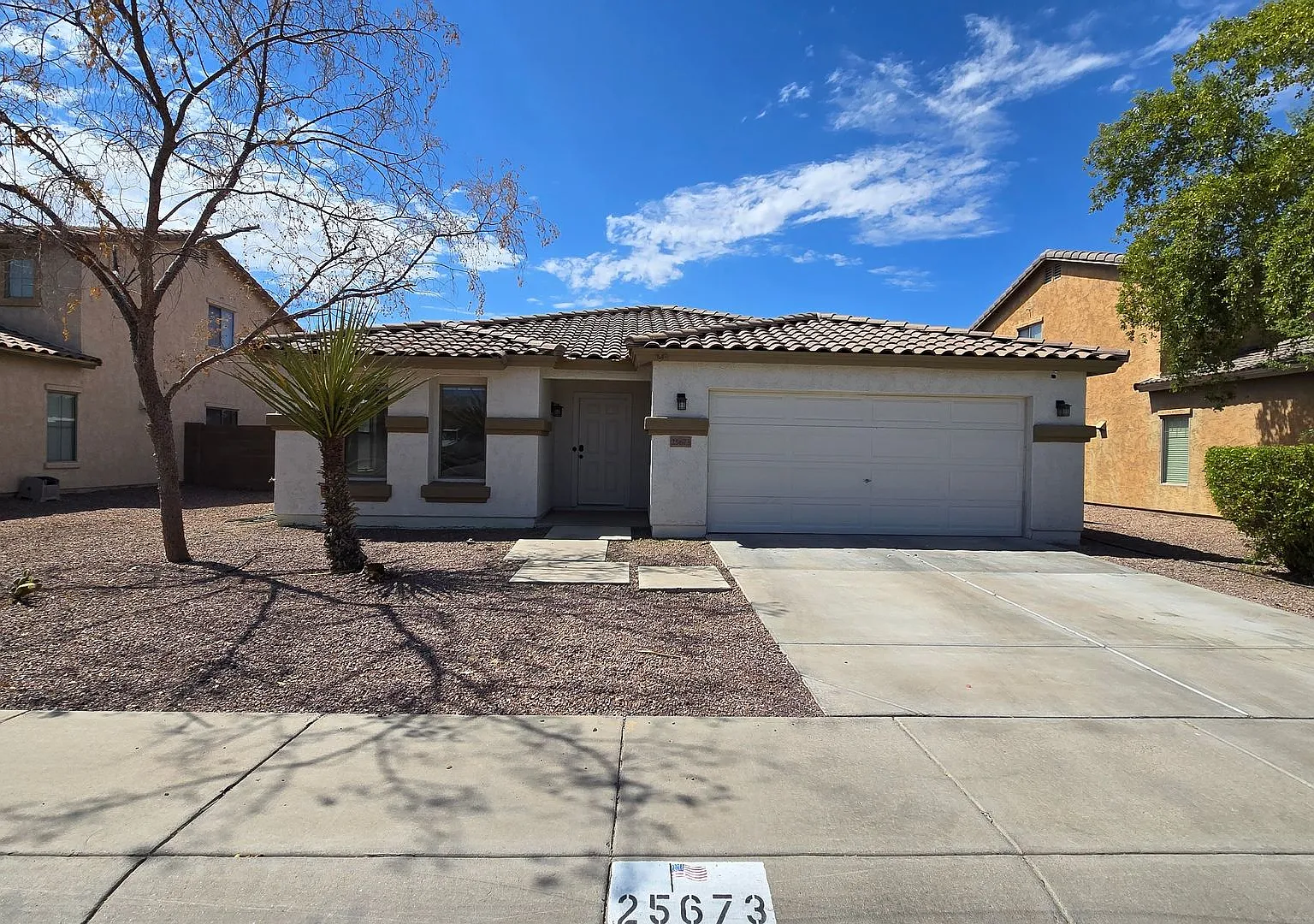 Lovely 4 bedroom 2 bath home +Den in Sunset Point Community Of Buckeye! — Photo 2