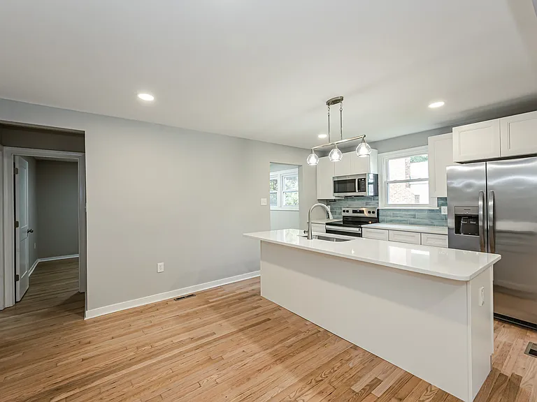 1404 Landis Dr — Photo 5