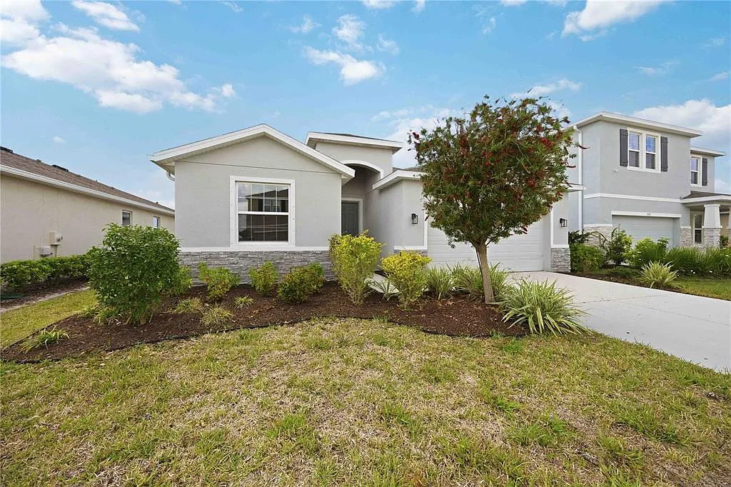 4 bed, 2.5 bath, 2045 sqft, $3,100 — Photo 1