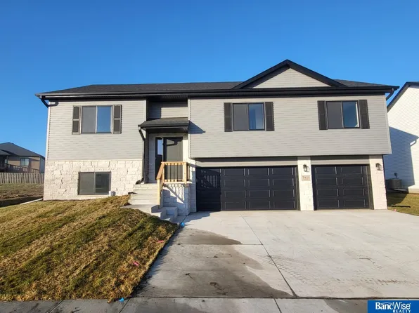 7411 Maxine Dr, Lincoln, NE 68516