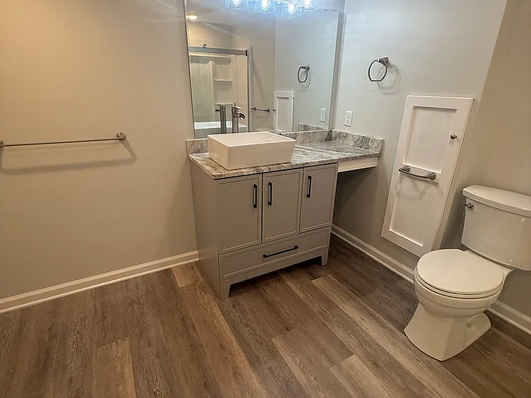 1635 Hawthorne Ln — Photo 6