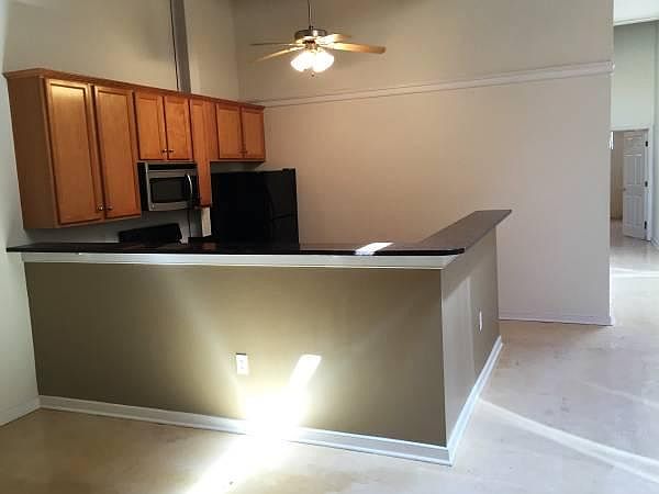 2nd image of 1716 Summit Ave Unit 8