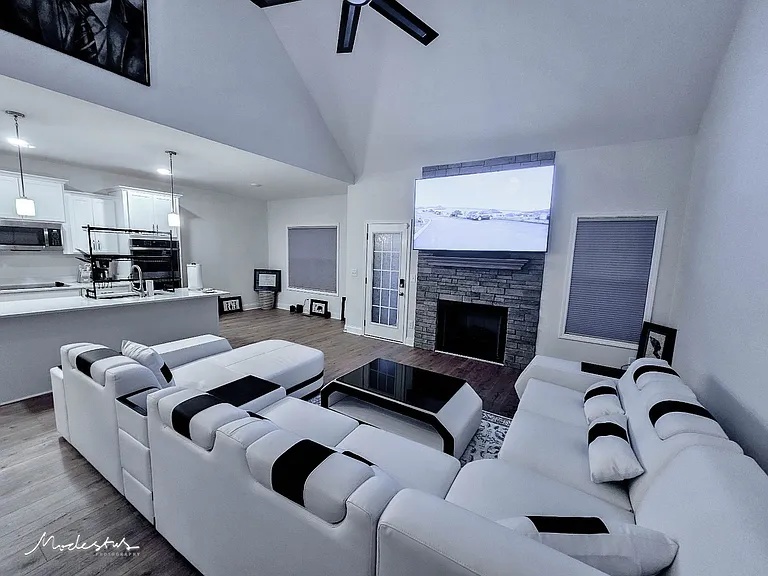 1718 Oak Forest Dr — Photo 1