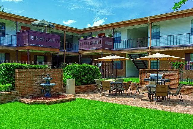 Colonial Manor — Photo 1