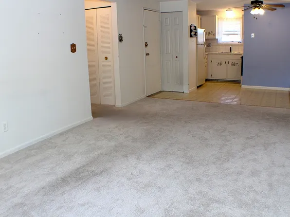 1241 Elm St APT 4B, West Springfield, MA 01089