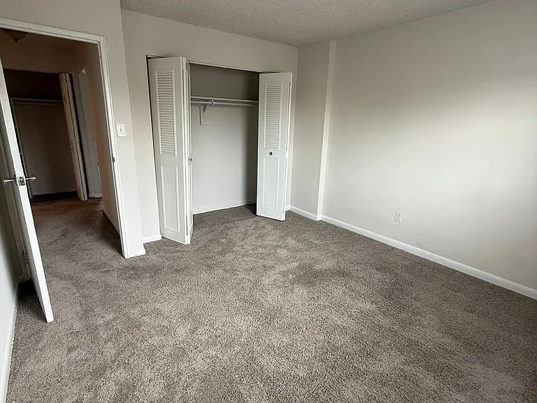 Colonial Point Apartments — Photo 34