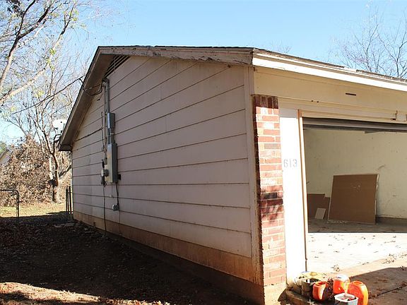 3rd image of 613 Smith Ave