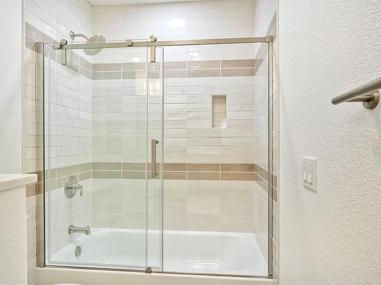 Main Bathroom Tub/shower