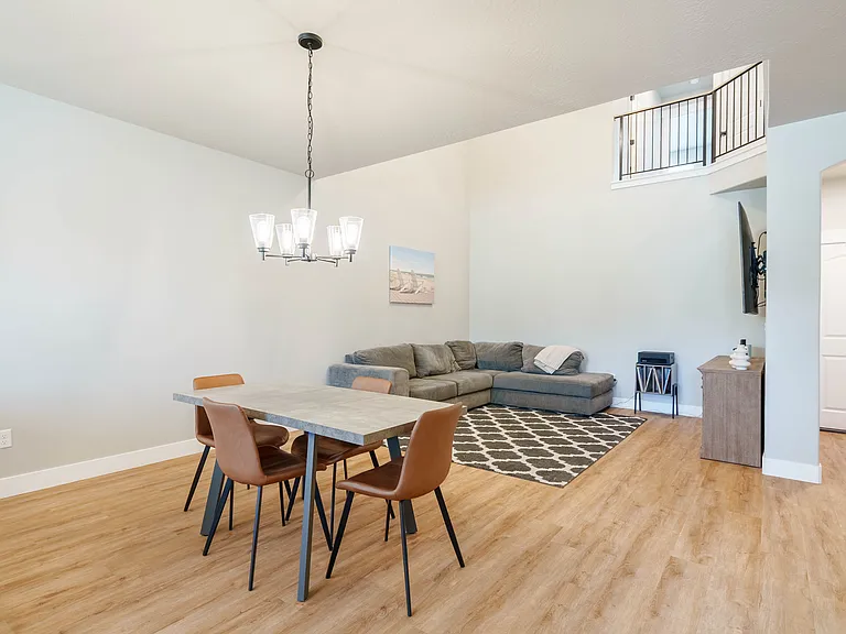 712 N Banner Dr — Photo 3