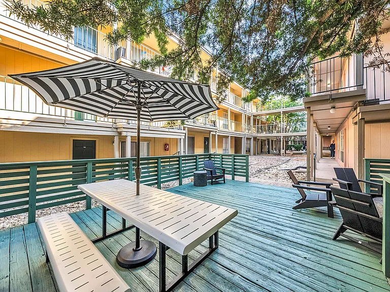 Oak Park Apartments — Photo 7