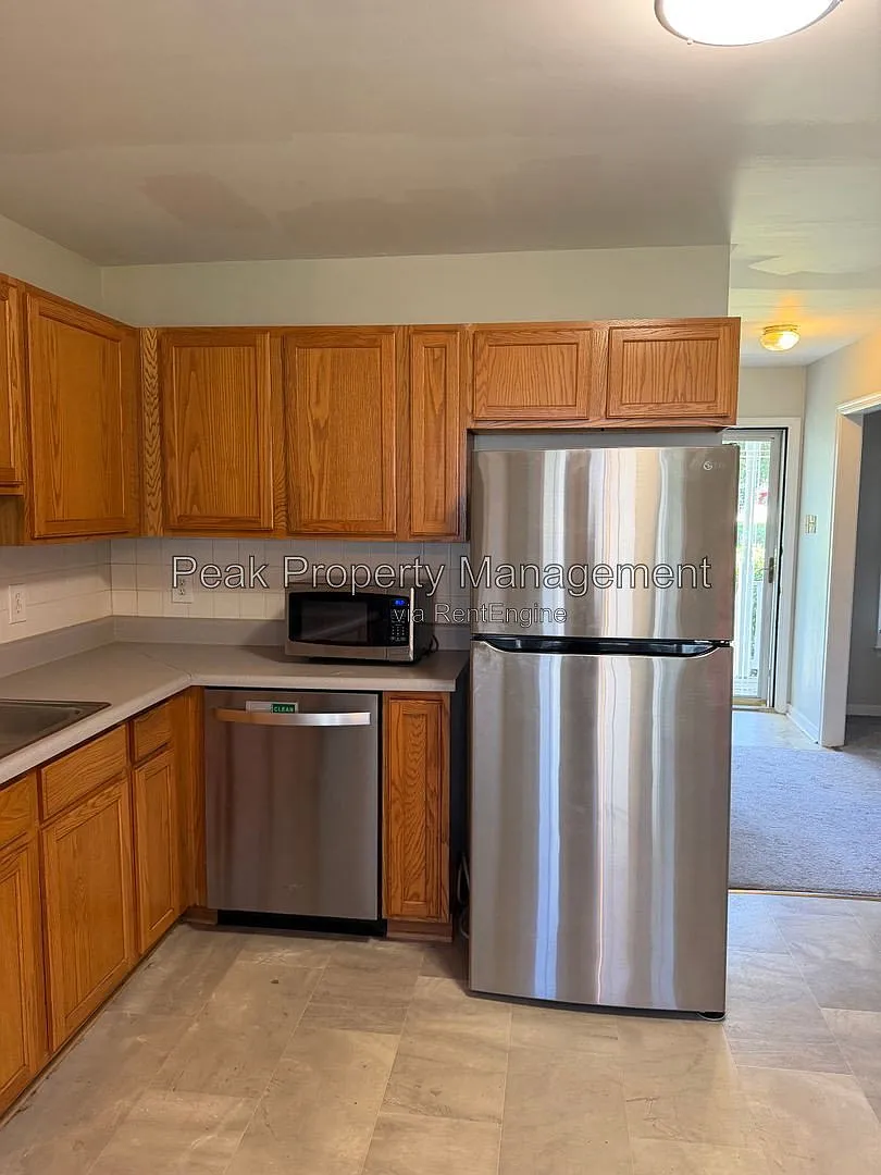 3 bed, 2.0 bath, 1164 sqft, $2,300 — Photo 3