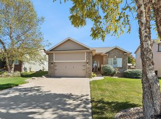 2221 Placid Lake Dr, Papillion, NE 68046