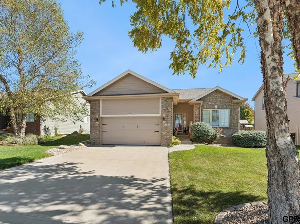 2221 Placid Lake Dr, Papillion, NE 68046