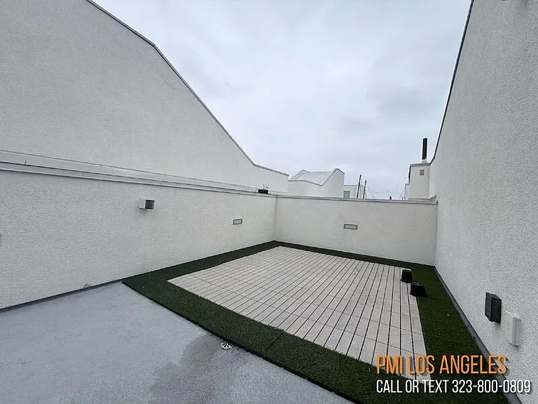10917 1/2 Otsego St — Photo 17