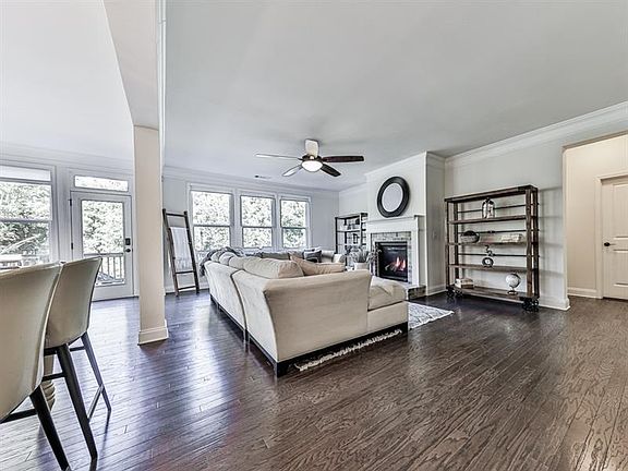 5th image of 304 Lakeway Cir