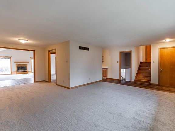 5th image of 102 Thistledown Dr