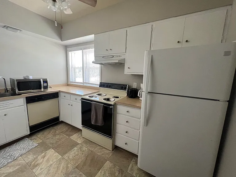 600 E 21st St #4 — Photo 10
