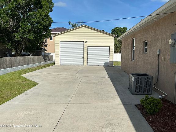 2nd image of 416 La Veta Dr
