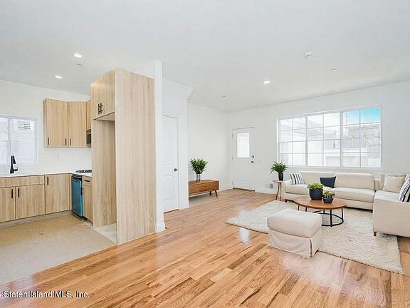 5th image of 24 Shaughnessy Ln