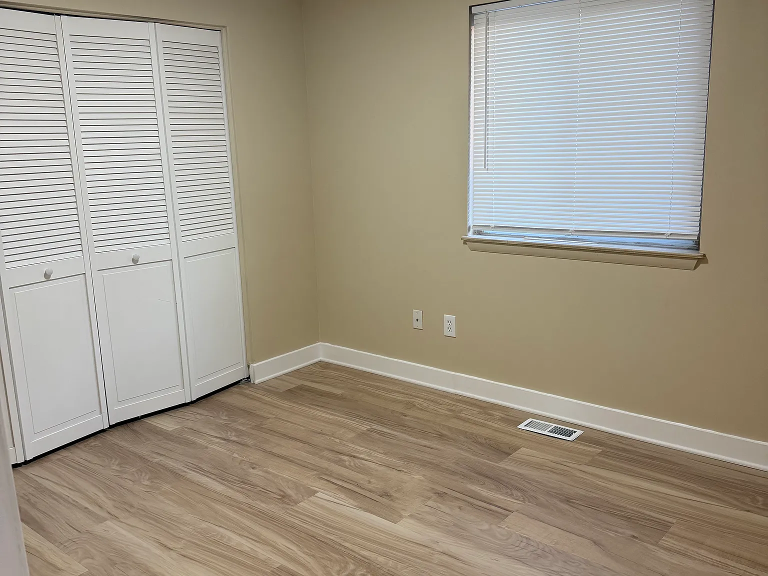 2 bed, 950 sqft, $1,300 — Photo 3