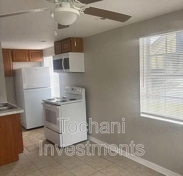 1002 Avenue E #1 — Photo 6