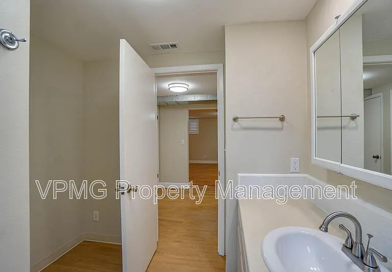 2218 E 18th St #B — Photo 18
